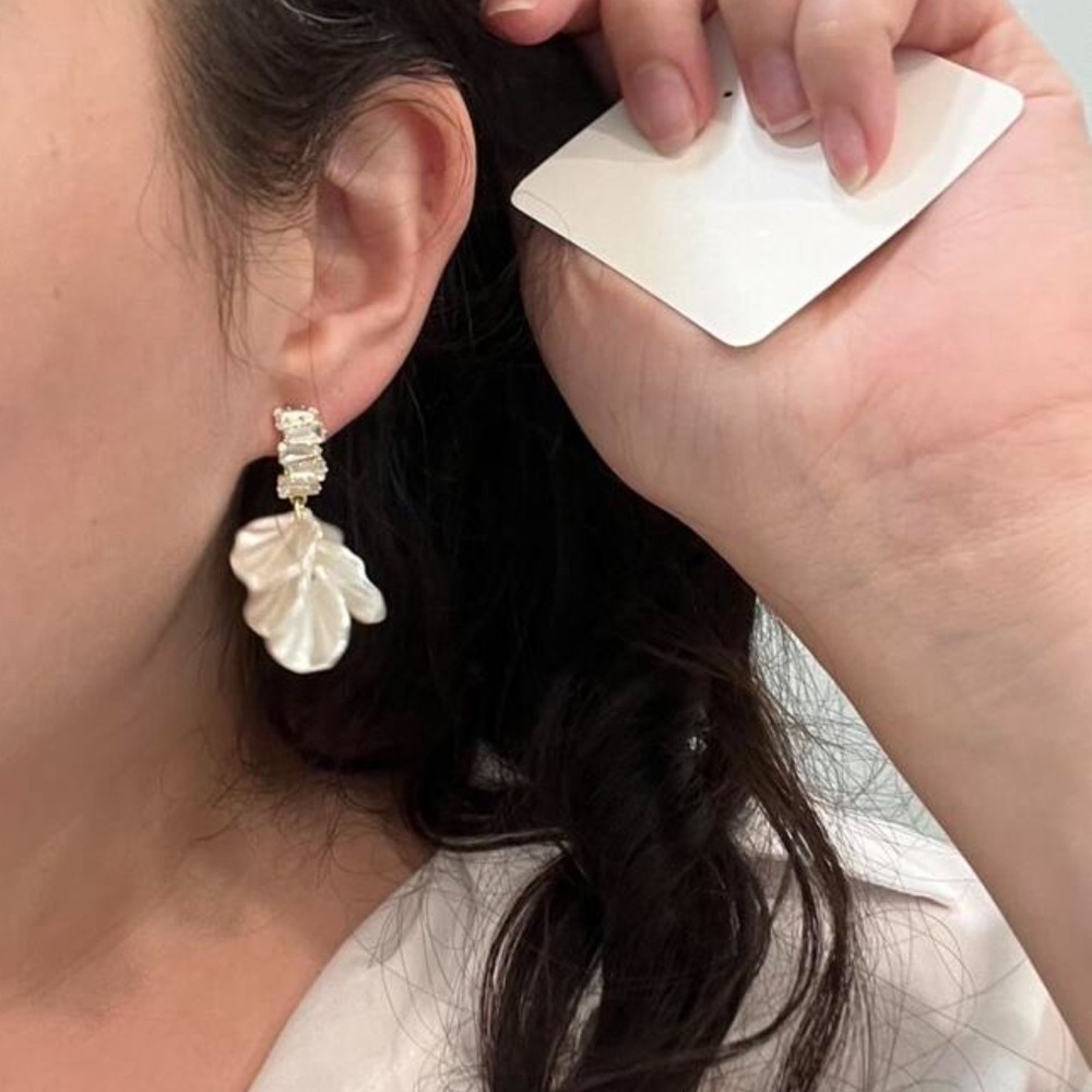 BRAND NEW🤍 French Vintage Style Pearl Rhinestone Earrings with Flower Pendant - Picture 6 of 6